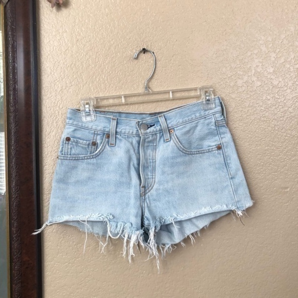 Levi’s Butterfly Buttons Shorts Size 24